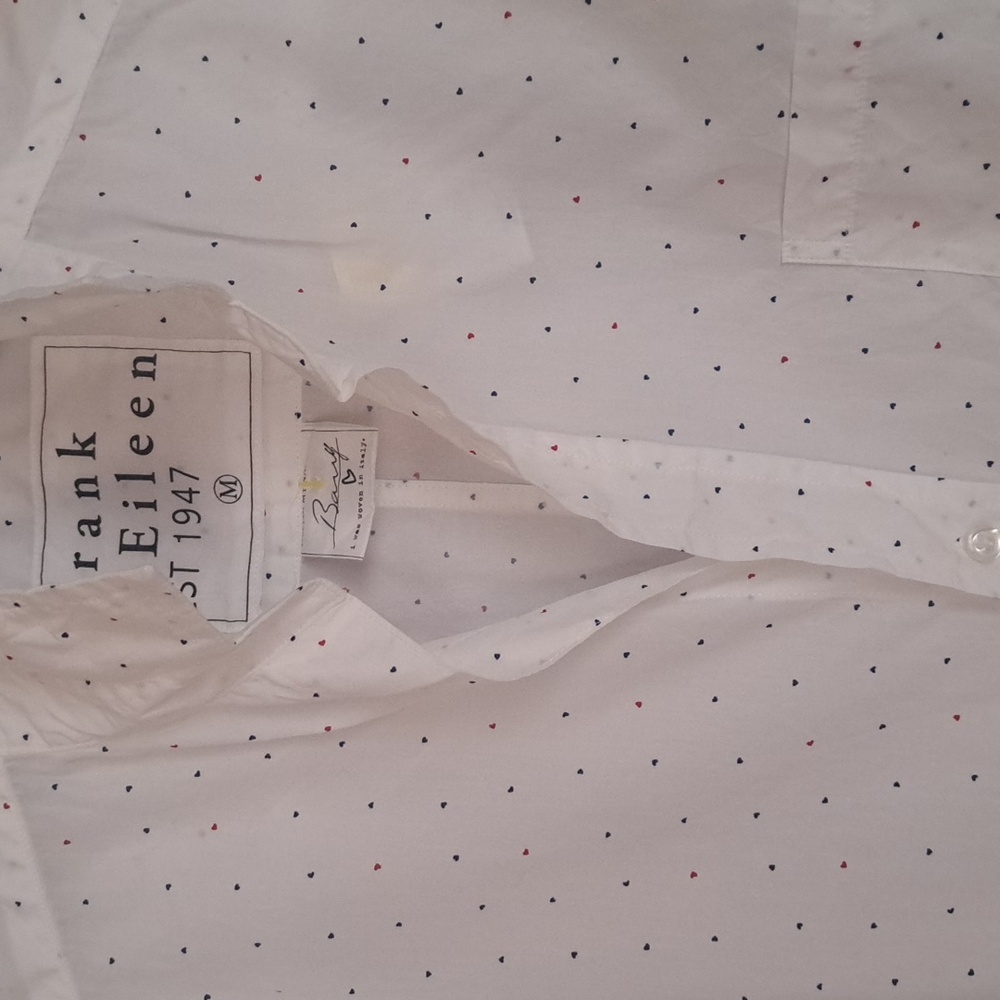Frank & Eileen Barry White Cotton With Tiny Red And Navy Hearts Button EUC M - Picture 2 of 9